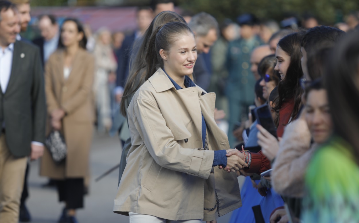 La princesa Leonor saluda a su llegada a la entrega del Premio al Pueblo Ejemplar de Asturias 2023. EP.