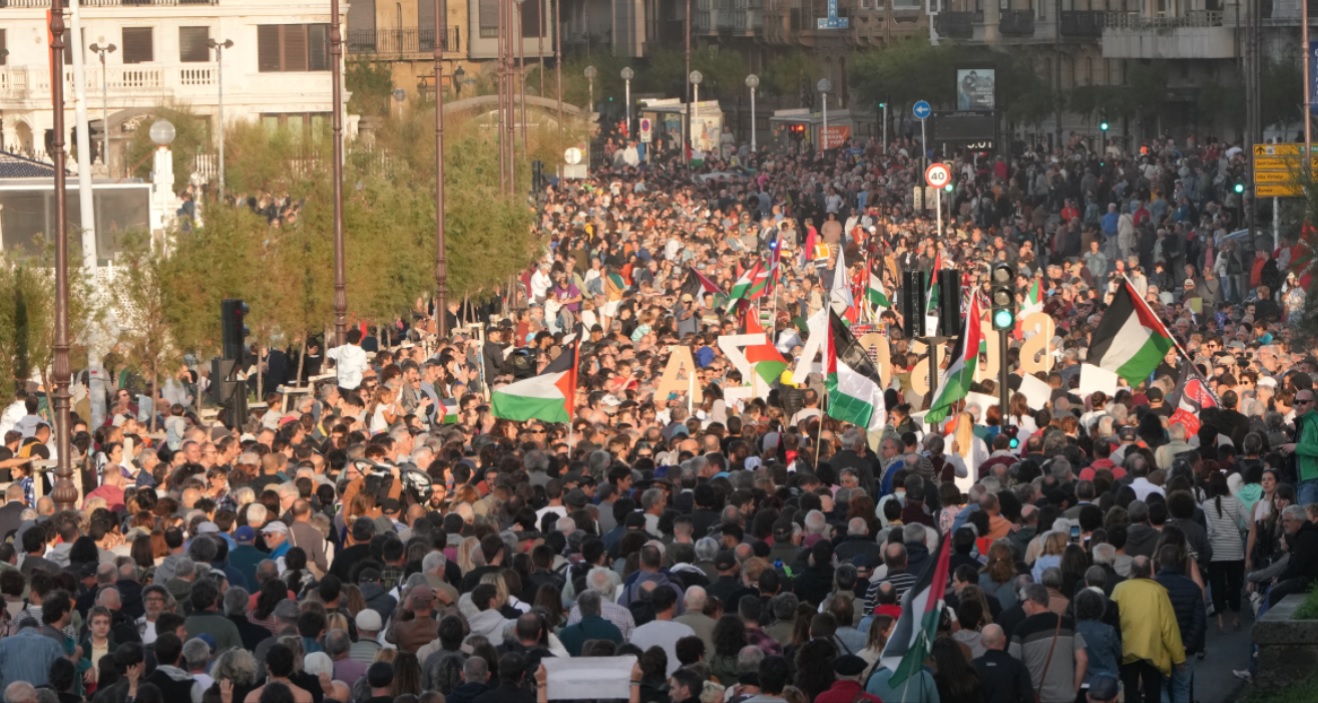 Una manifestación recorre San Sebastián en solidaridad con Palestina y piden que pare la "masacre" en Gaza. EP.