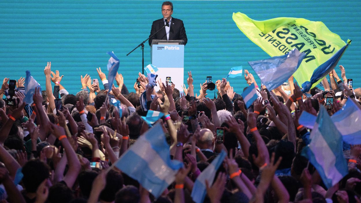 Sergio Massa, candidato de Unión por la Patria, celebra el resultado de las elecciones argentinas. EP