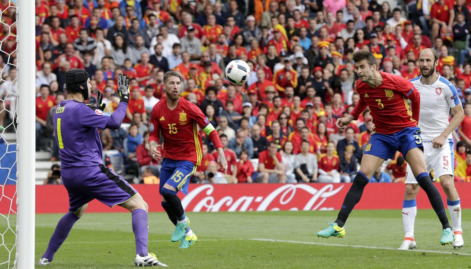 El central español Gerard Piqué cabecea a gol el centro de Iniesta. 