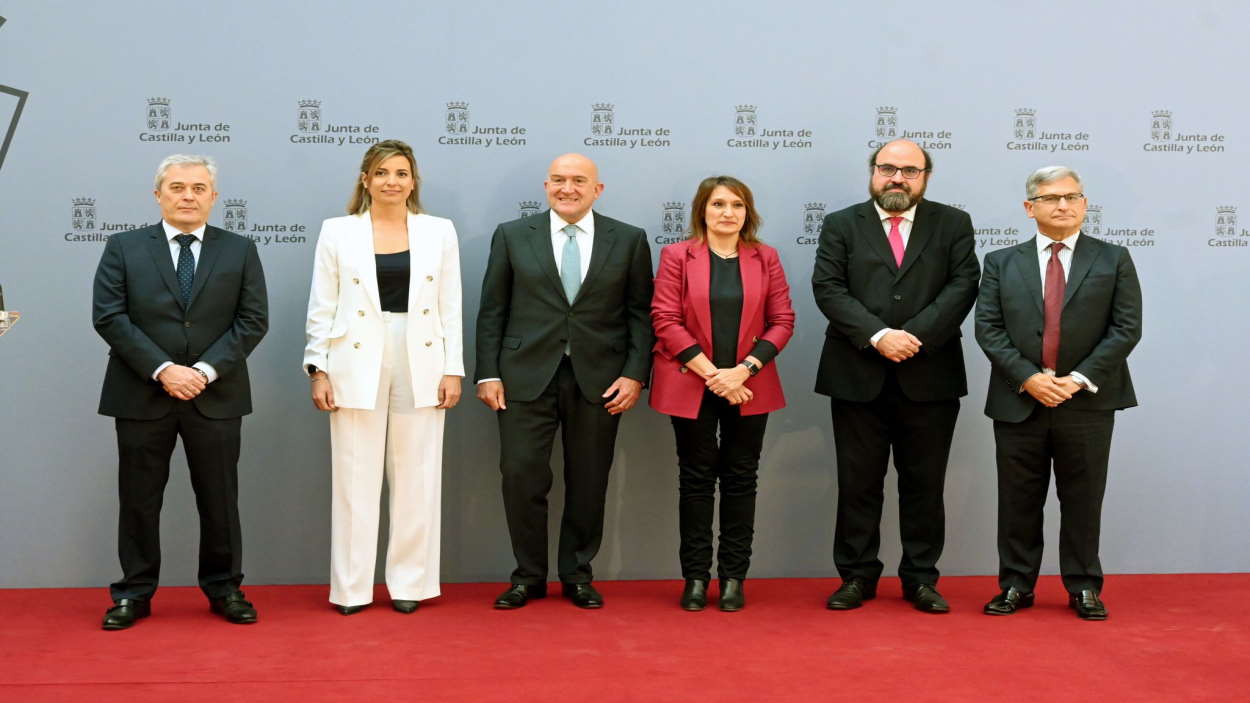 Escudero, primero por la izquierda en la foto de su toma de posesión junto a Carnero en la Consejería de Presidencia. Foto: Junta de Castilla y León
