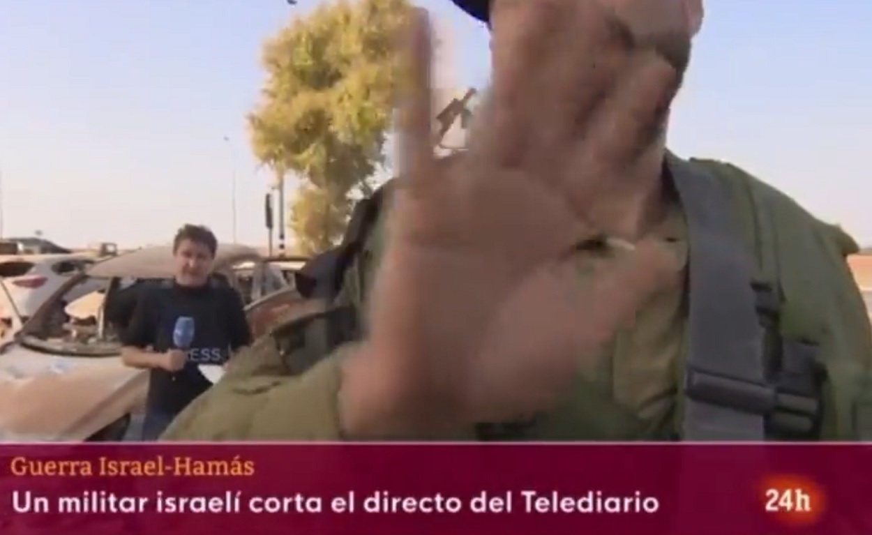 Un soldado israelí interrumpe abruptamente la conexión en directo de un corresponsal de TVE. RTVE.