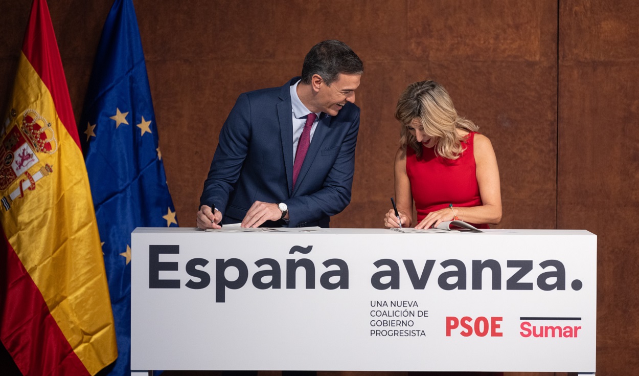 Pedro Sánchez y Yolanda Díaz en el momento de la firma del acuerdo de coalición. EP