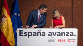 Pedro Sánchez y Yolanda Díaz en el momento de la firma del acuerdo de coalición. EP