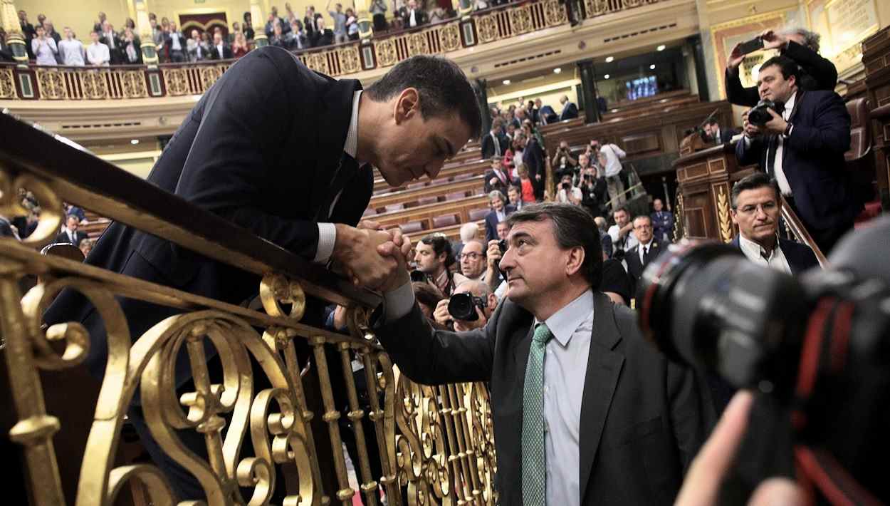 Pedro Sánchez, candidato del PSOE, habla con Aitor Esteban, portavoz del PNV. EP