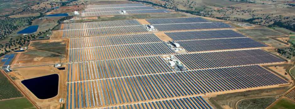 Vista aérea de los paneles solares de Abengoa