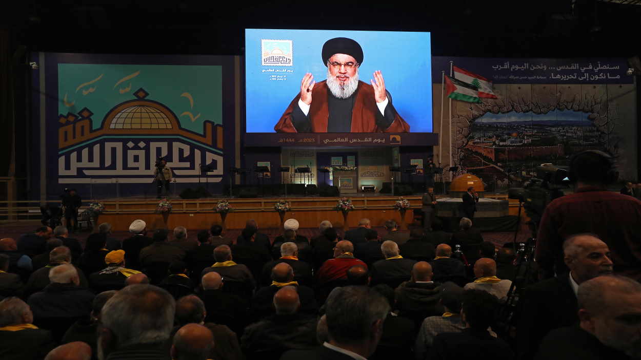 El líder de Hezbolá, Hasán Nasralah, da un discurso a través de una pantalla en Beirut. EP