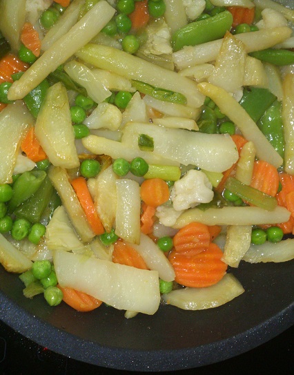 Menestra de verduras frescas y cola de merluza al horno