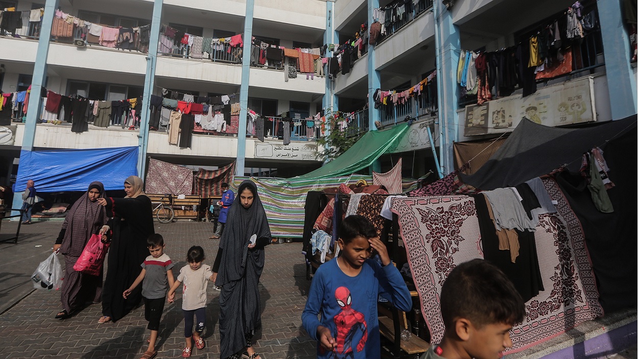 Palestinos refugiados en una escuela de la UNRWA. EP