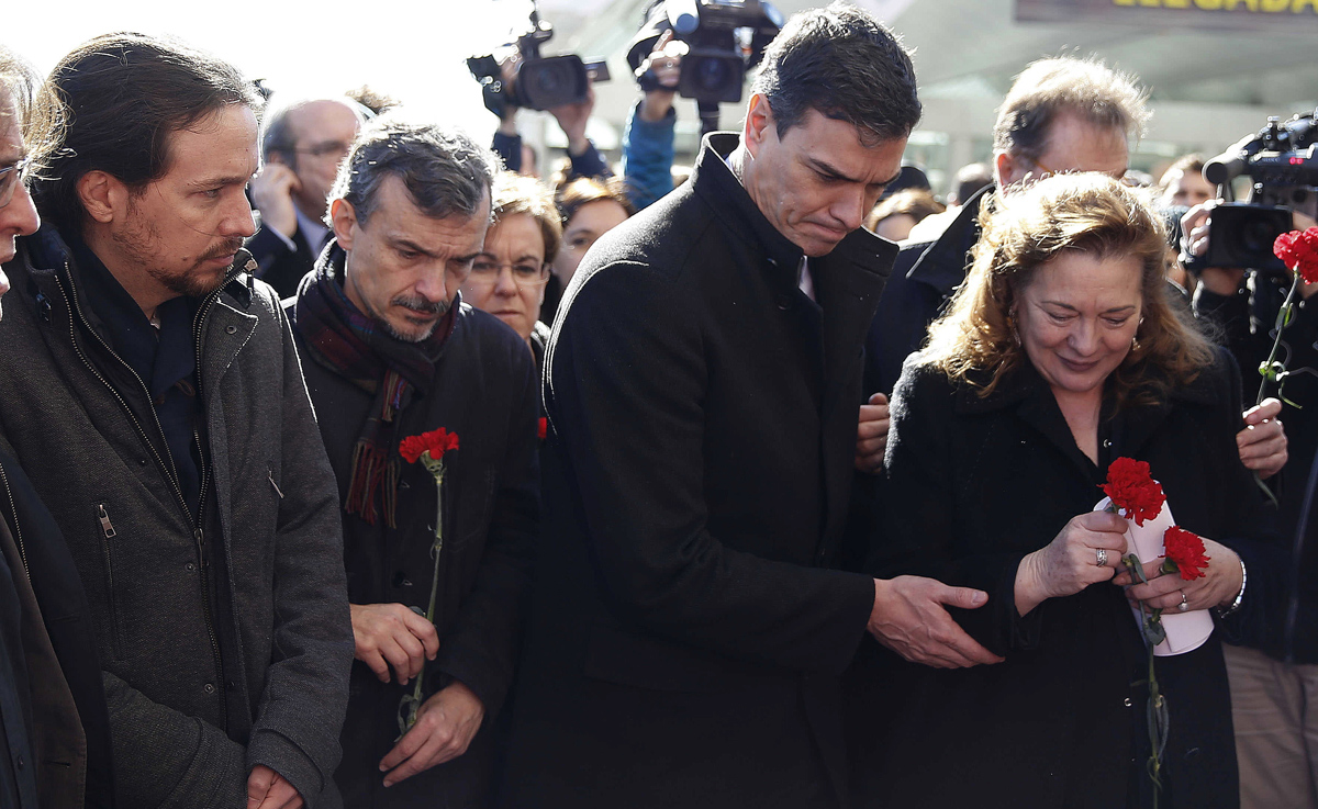 El secretario general, Pedro Sánchez (2-d); el líder de Podemos, Pablo Iglesias (i), y la presidenta de la Asociación 11-M Afectados del Terrorismo, Pilar Manjón, durante el homenaje 