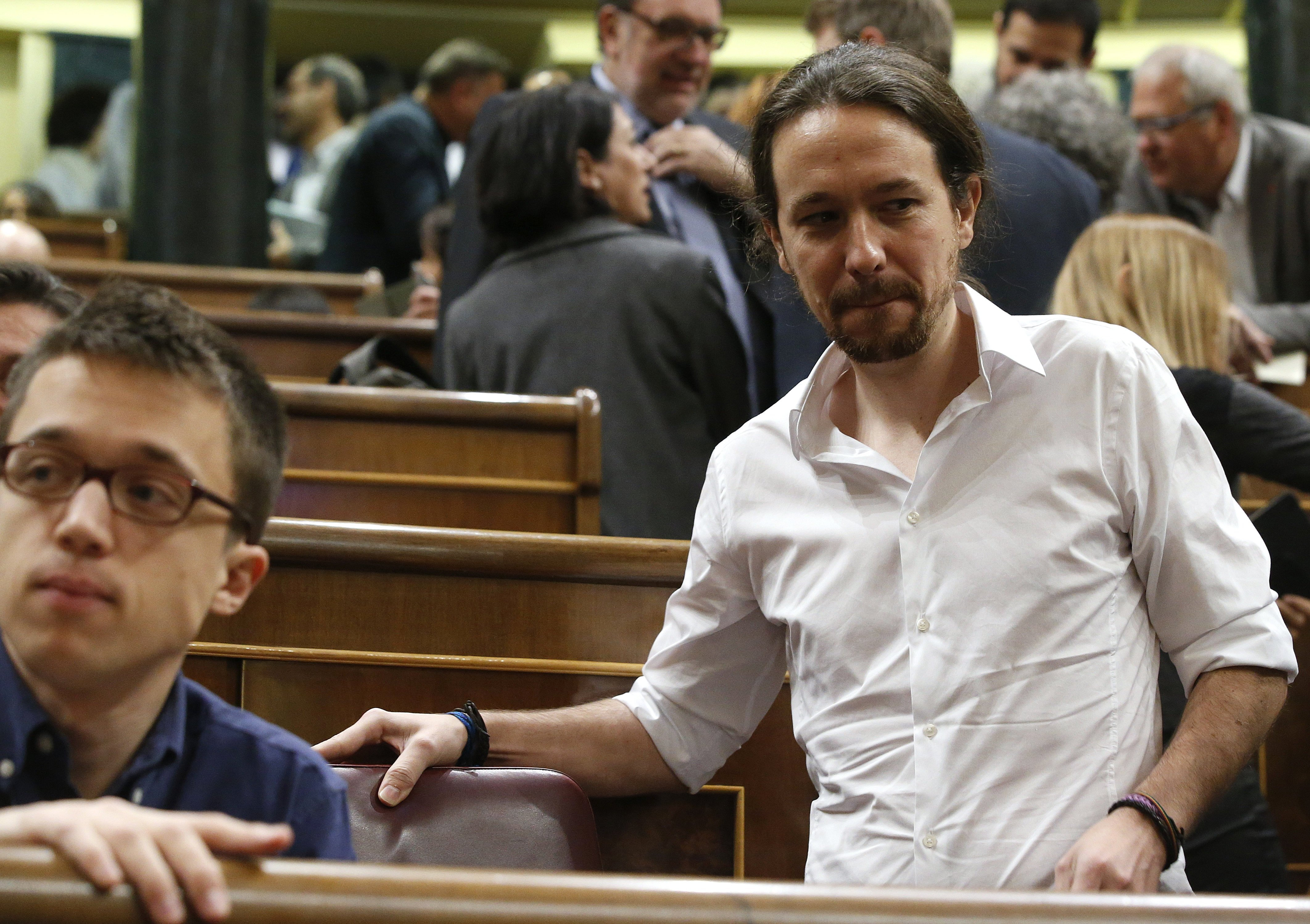El líder de Podemos, Pablo Iglesias (d), junto al portavoz parlamentario de su formación, Íñigo Errejón, en su escaño del Congreso de los Diputados.