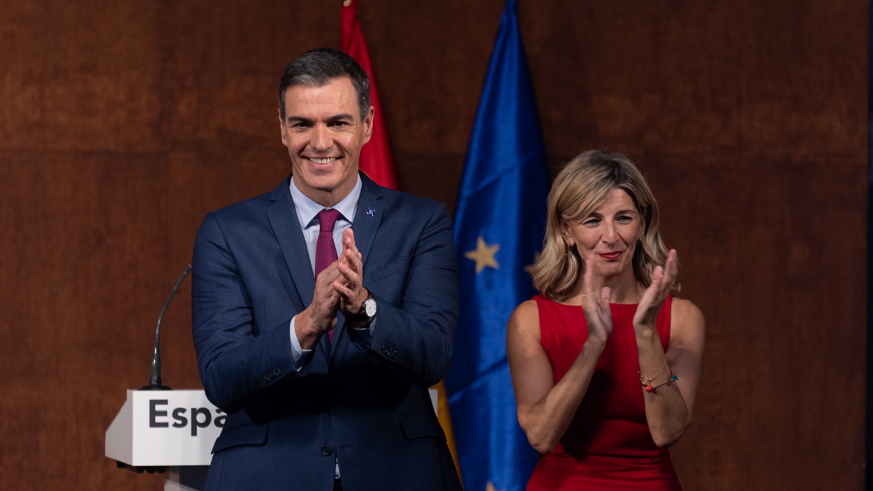 Pedro Sánchez y Yolanda Díaz tras firmar el acuerdo para revalidar el Gobierno de coalición. EP