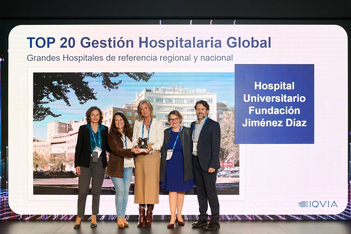 De izquierda a derecha: las doctoras Leal y Cremades, A. G. Moreno y el doctor Arcos, reciben el Premio Top 20 en ‘Gestión Hospitalaria Global’ de manos de la directora asistencial del Sermas