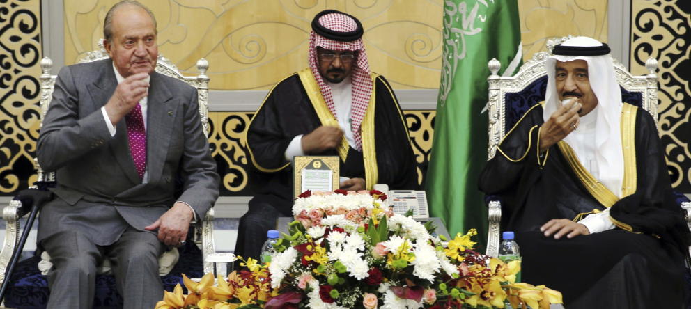 El Rey Juan Carlos, junto al ministro de Defensa y el ahora rey de Arabia Saudí, Salman bin Abdul-Aziz Al Saud (d) el pasado mayo.