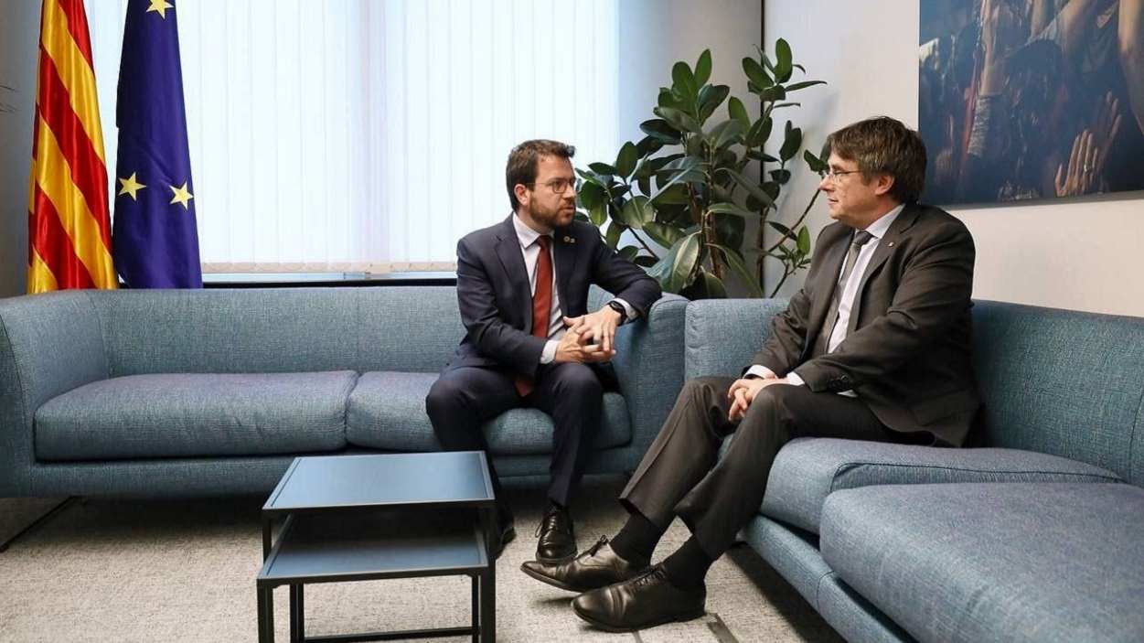 Pere Aragonès, president de la Generalitat (ERC), y Carles Puigdemont, expresident y líder de Junts, en 2022. EP