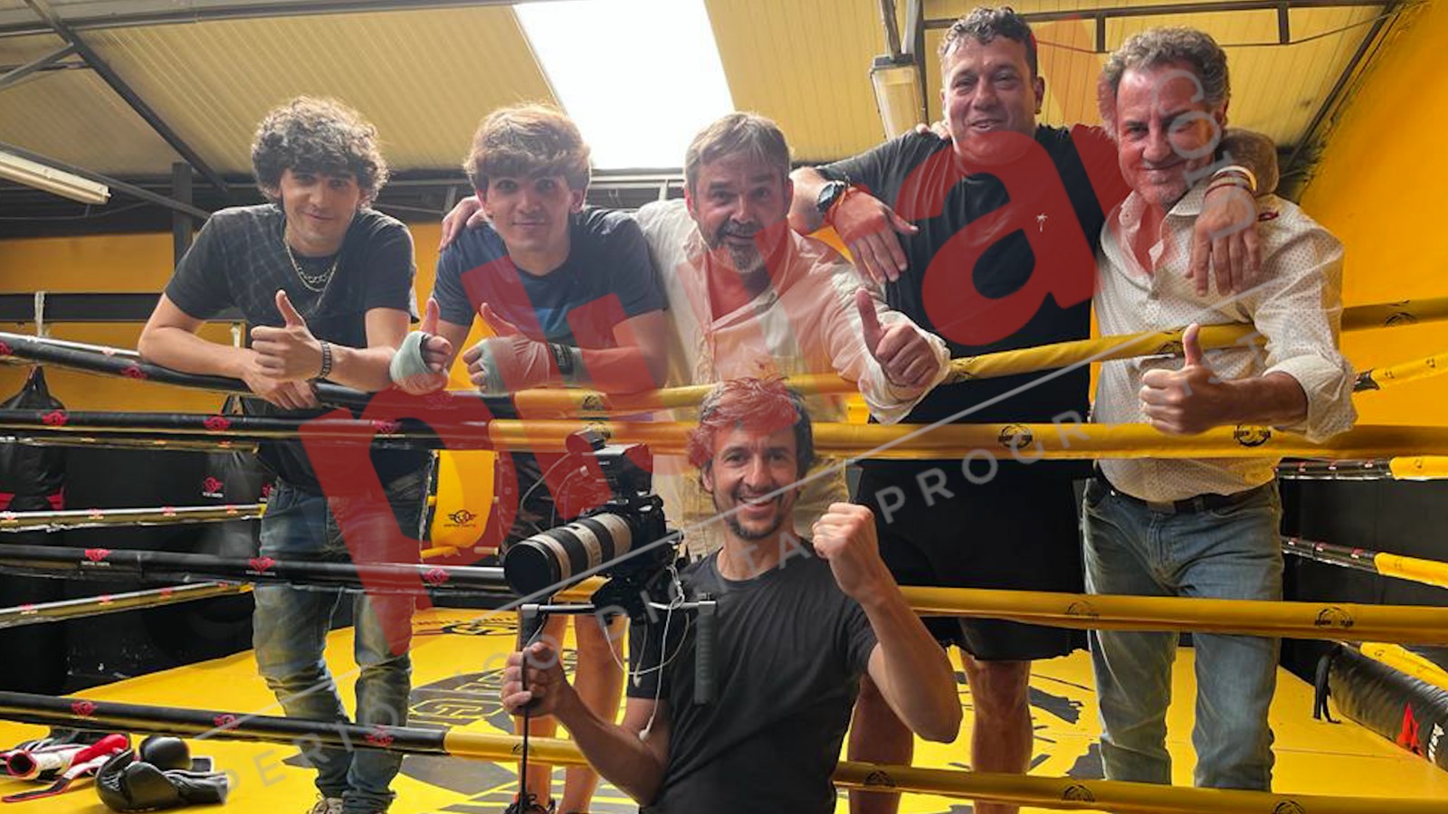 Loic Veillard junto a sus hijos, el director Carlos Agulló, el boxeador Pablo Navascués y el productor Tomás Cimadevilla Loic Veillard junto a sus hijos, el director Carlos Agulló, el boxeador Pablo Navascués y el productor Tomás Cimadevilla