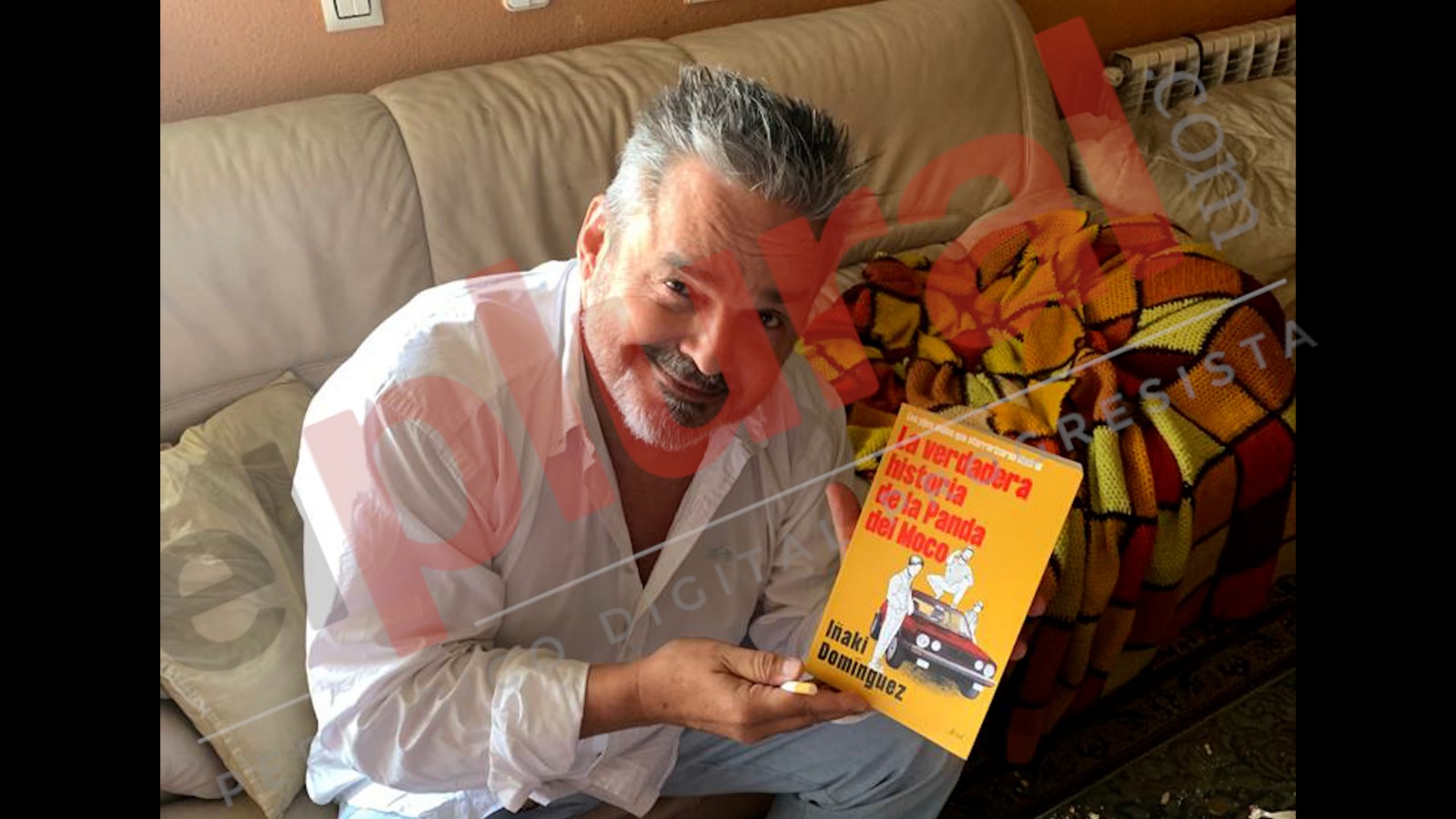 Loic Veillard posa junto al libro La Verdadera Historia de la Panda del Moco, de Iñaki Domínguez Loic Veillard posa junto al libro La Verdadera Historia de la Panda del Moco, de Iñaki Domínguez