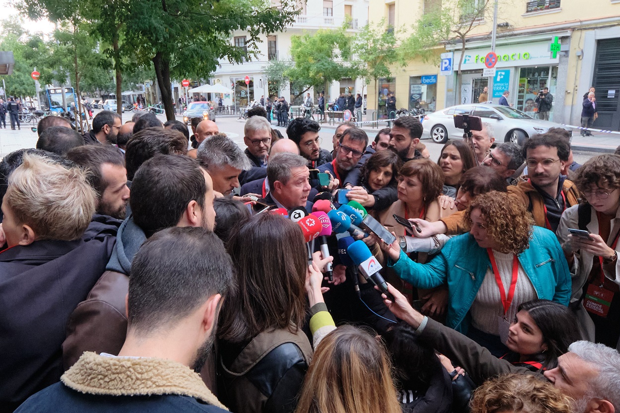 El presidente de Castilla-La Mancha, Emiliano García-Page, atiende a los medios antes de la reunión del Comité Federal. EP.