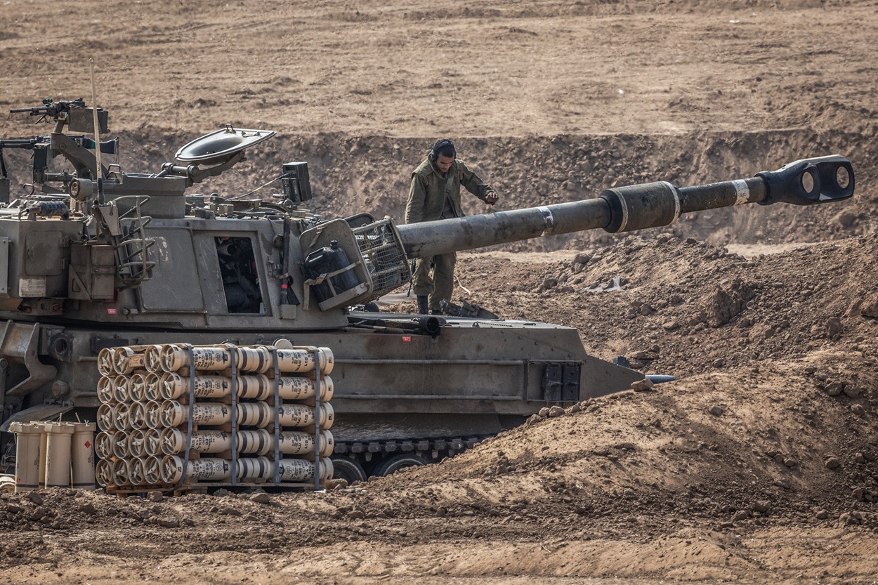 Un soldado israelí sobre un tanque. EP.