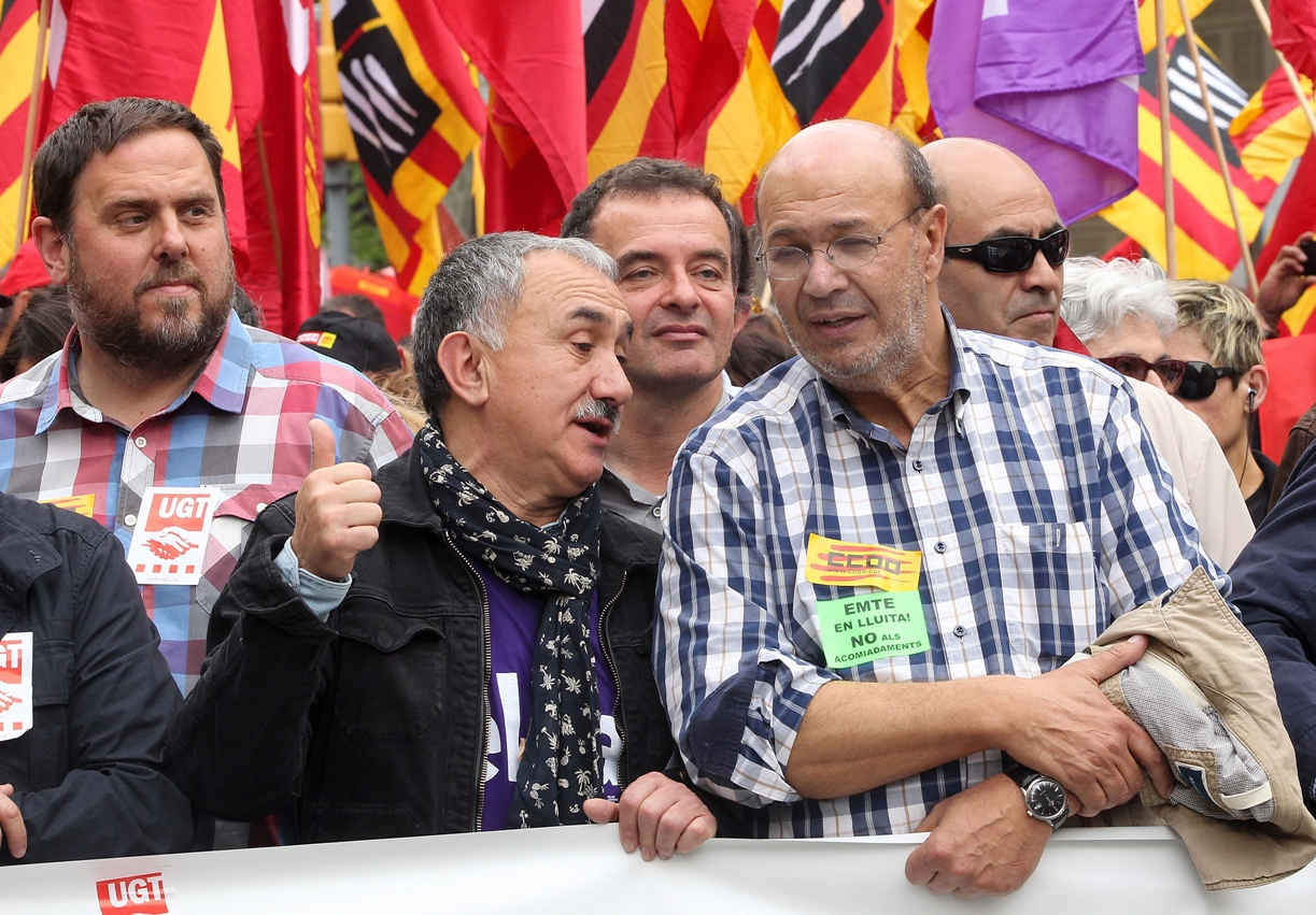Álvarez (izquierda) hablando con el secretario general de CCOO en Cataluña, es el sustituto de Méndez por un estrecho margen.