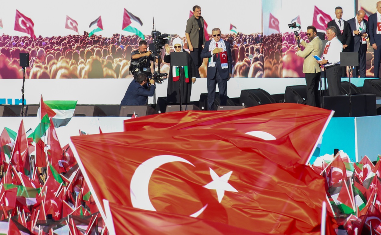 El presidente turco, Recep Tayyip Erdogan, asiste a una manifestación pro Palestina cerca del aeropuerto Ataturk. Tolga Ildun / ZUMA Press Wire.