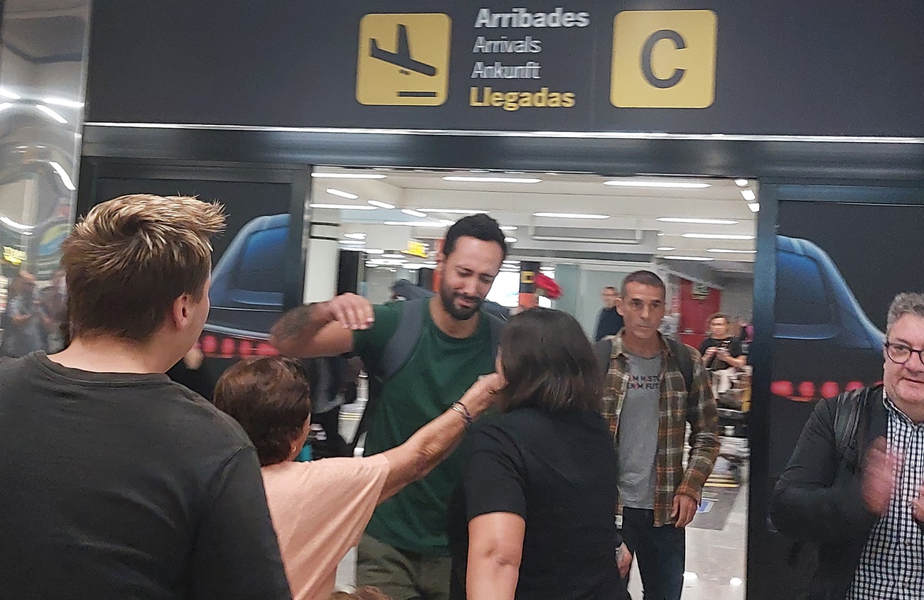 El rapero mallorquín Valtònyc ha sido recibido en el aeropuerto de Palma por una treintena de personas, entre familiares y amigos