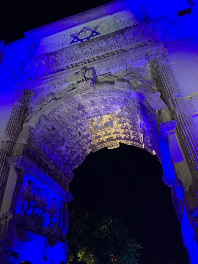 La reciente situación entre Israel y Gaza ha creado escenas tan sorprendentes como esta proyección de la bandera de Israel sobre el arco de Tito La reciente situación entre Israel y Gaza ha creado escenas tan sorprendentes como esta proyección de la bandera de Israel sobre el arco de Tito