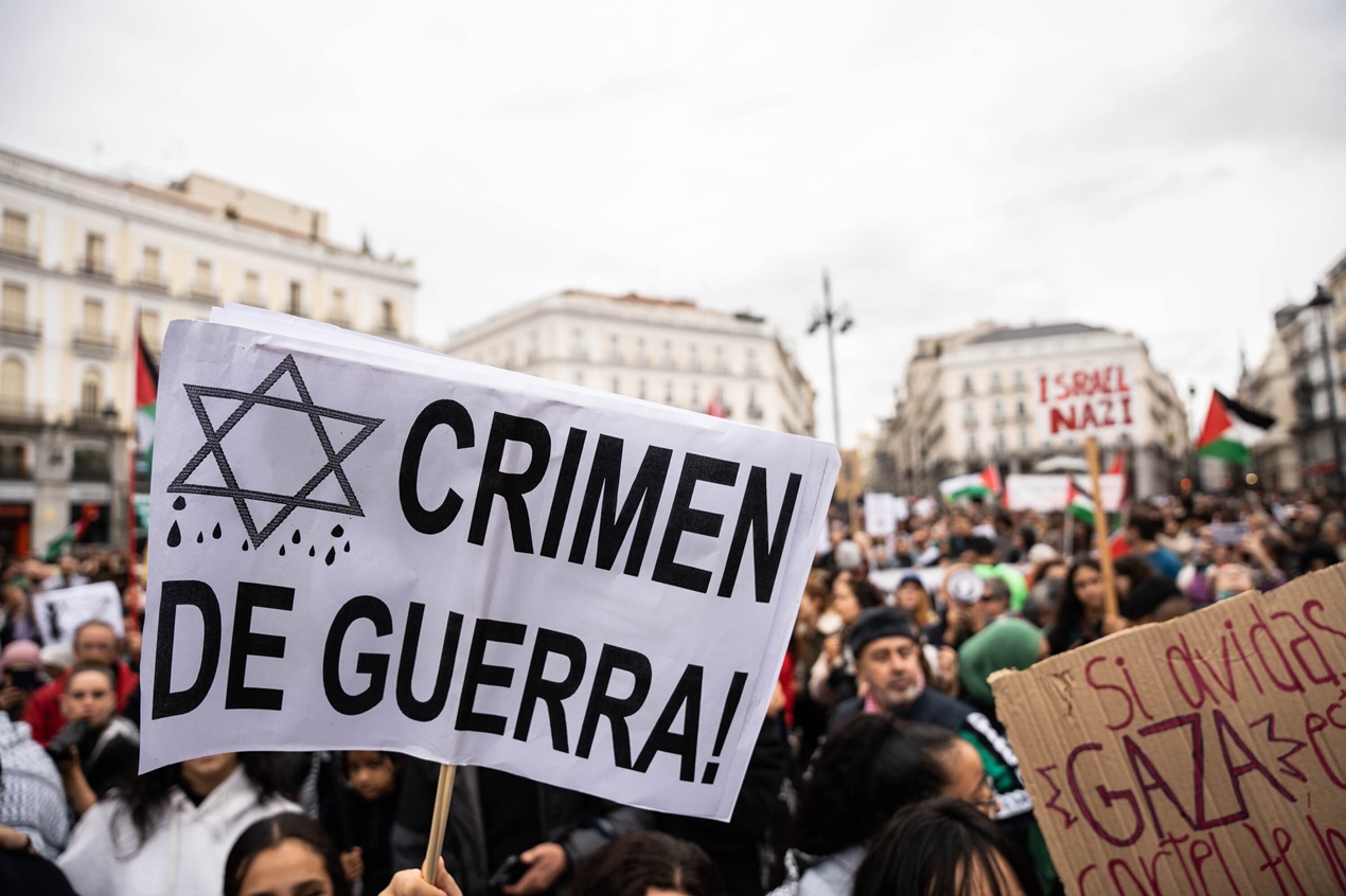 Una persona con un cartel en el que se lee: 'Crimen de guerra' durante una manifestación en apoyo a Palestina, en la Puerta del Sol, a 29 de octubre de 2023, en Madrid (España). EP