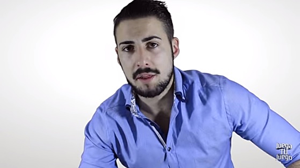 Álvaro Reyes, en una imagen capturada de sus vídeos, se autodefine como "experto en seducción". 