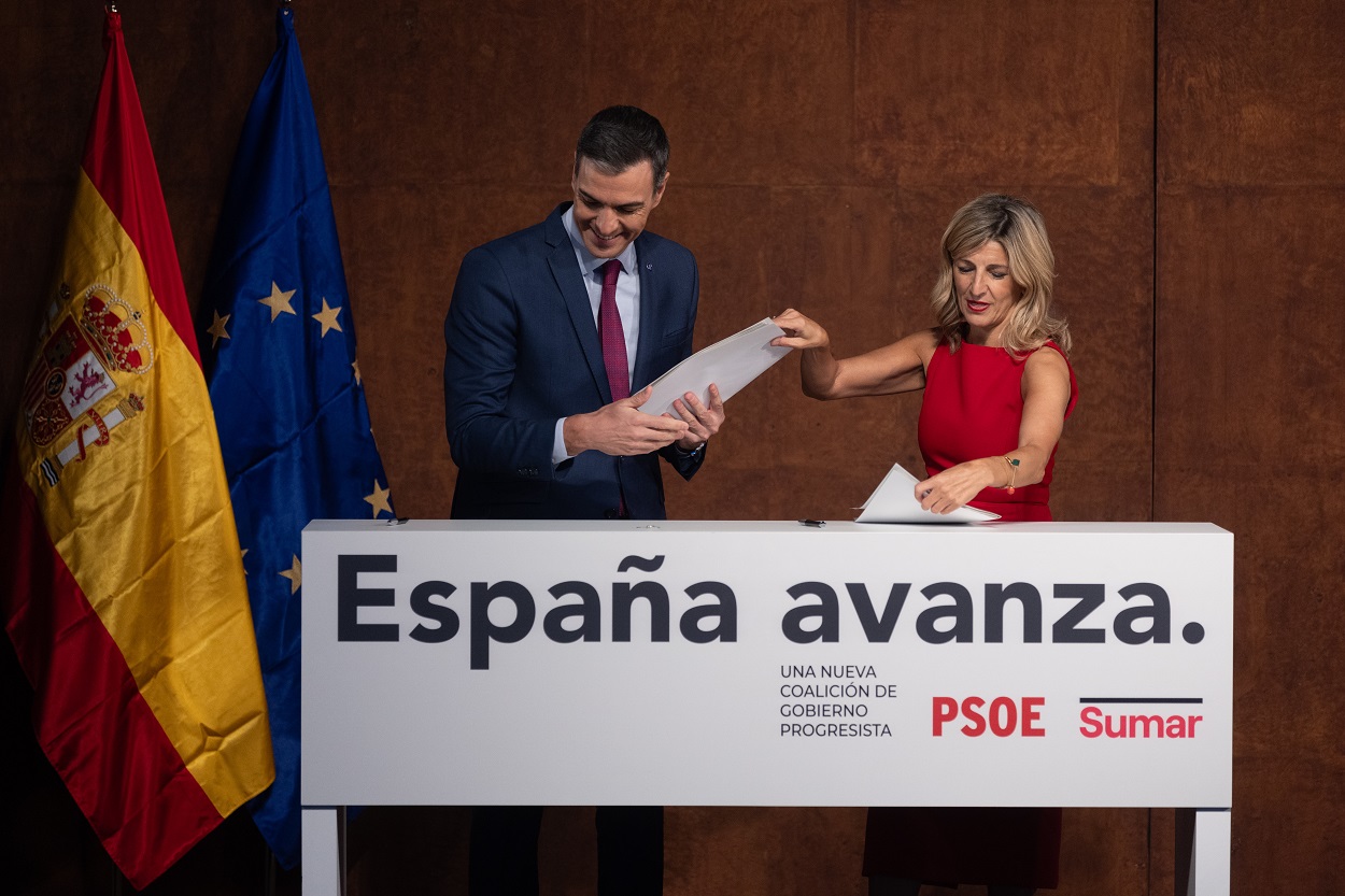 El presidente del Gobierno en funciones, Pedro Sánchez y la líder de Sumar y vicepresidenta segunda del Gobierno y ministra de Trabajo en funciones, Yolanda Díaz, firman un acuerdo para un Gobierno de coalición. Eduardo Parra / Europa Press