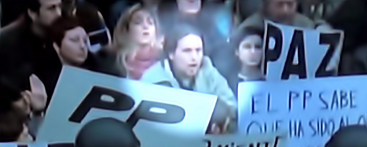 Captura de La Sexta con Pablo Iglesias en la manifestación del 13 de marzo de 2004 ante la sede del PP.