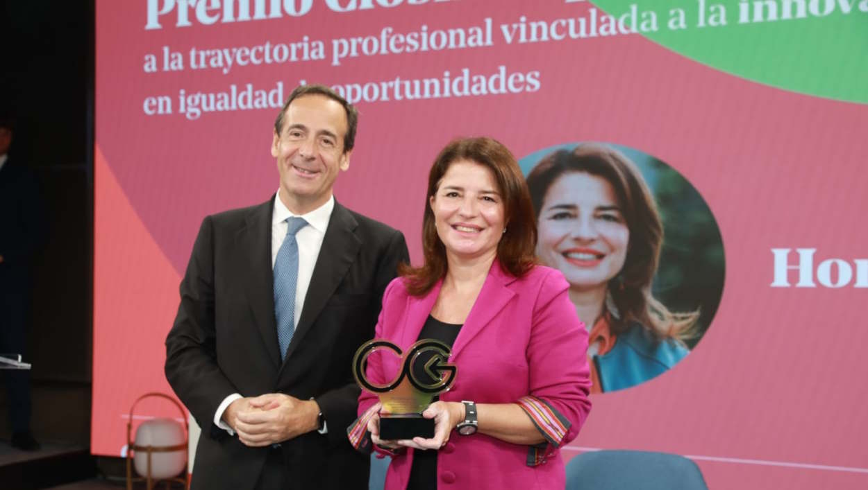 El consejero delegado de CaixaBank, Gonzalo Gortázar, entrega el premio ClosinGap a Hortensia Roig, consejera de Mercadona