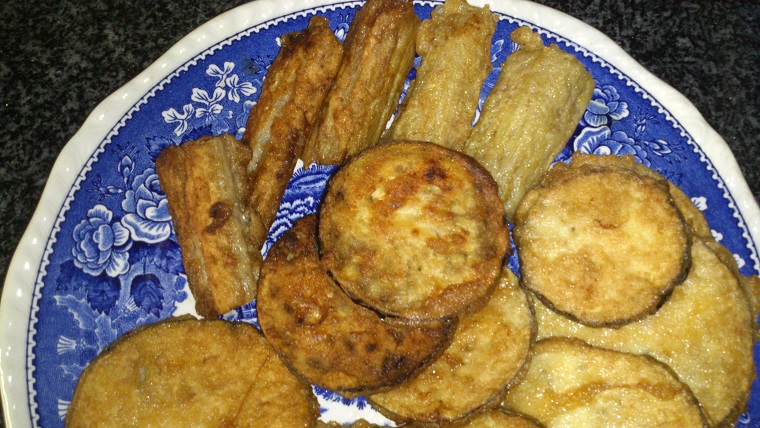 Verduras empanadas y huevos con patatas asadas