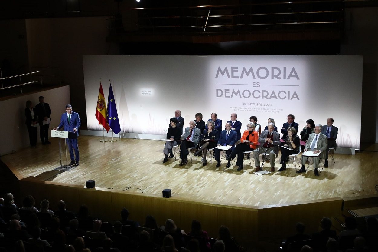 El presidente, Pedro Sánchez, y el ministro de Presidencia en funciones, Félix Bolaños, aplauden a las personas homenajeadas. La Moncloa.