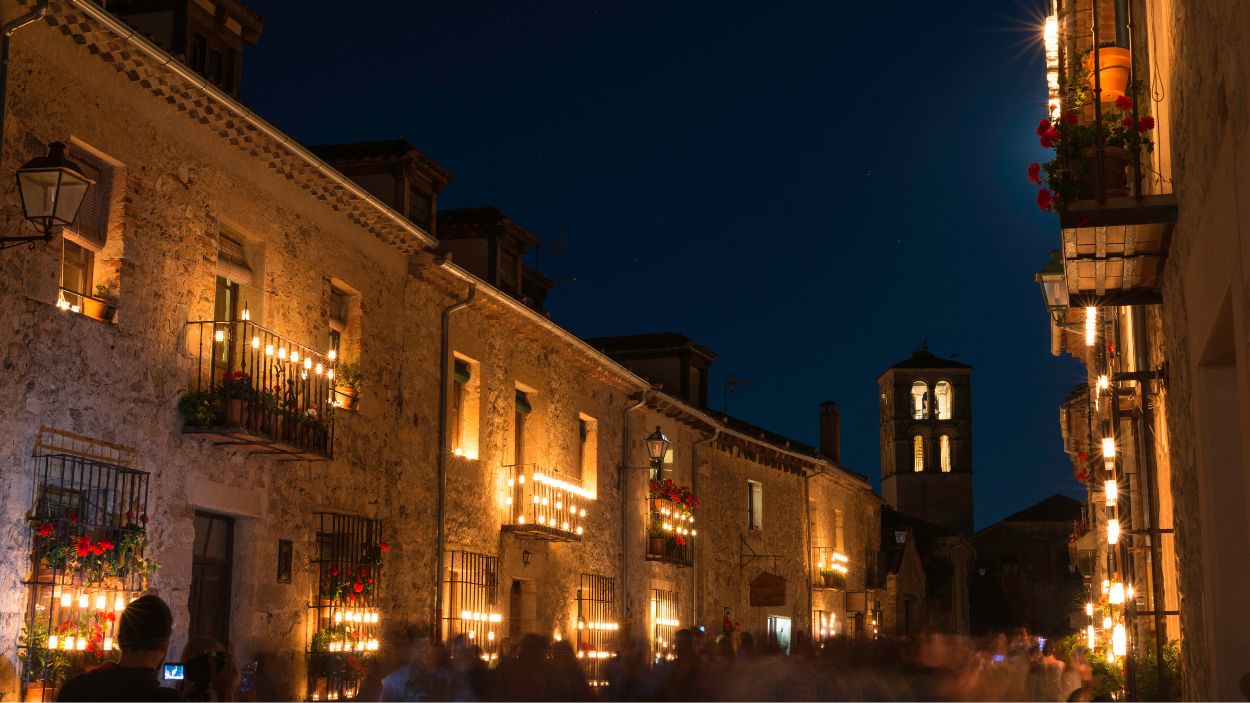 El pueblo de Pedraza (Segovia) iluminado durante su famoso Concierto de Las Velas.