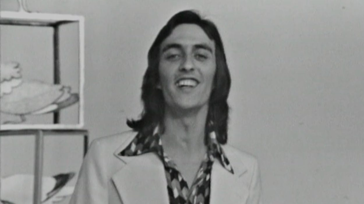 Álvaro Bustos, cantante del grupo Trébol, en el videoclip de una de sus canciones. RTVE