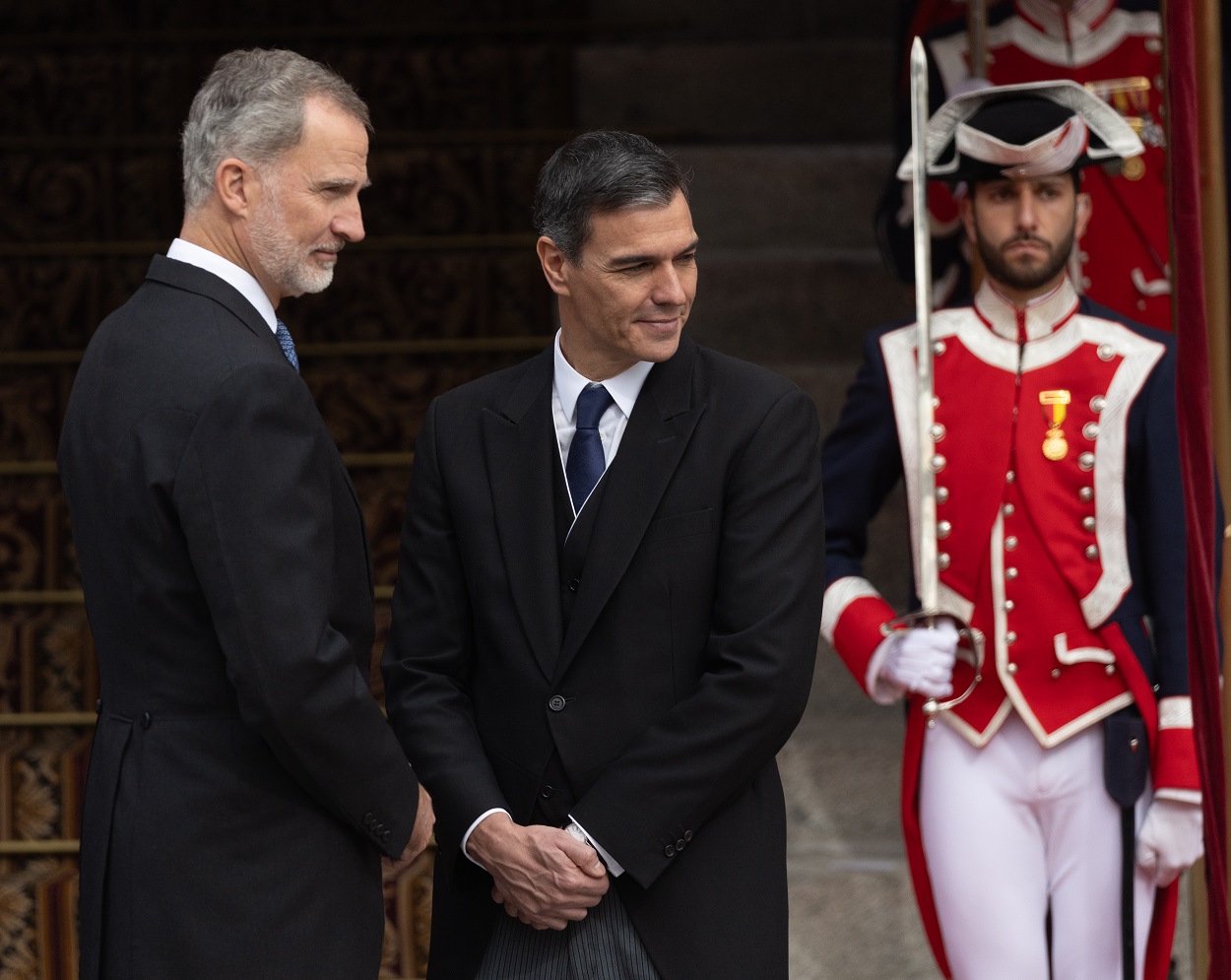 El Rey Felipe VI (1i) y el presidente del Gobierno en funciones, Pedro Sánchez (c) a su salida tras el acto de jura de la Constitución ante las Cortes Generales. Eduardo Parra / Europa Press