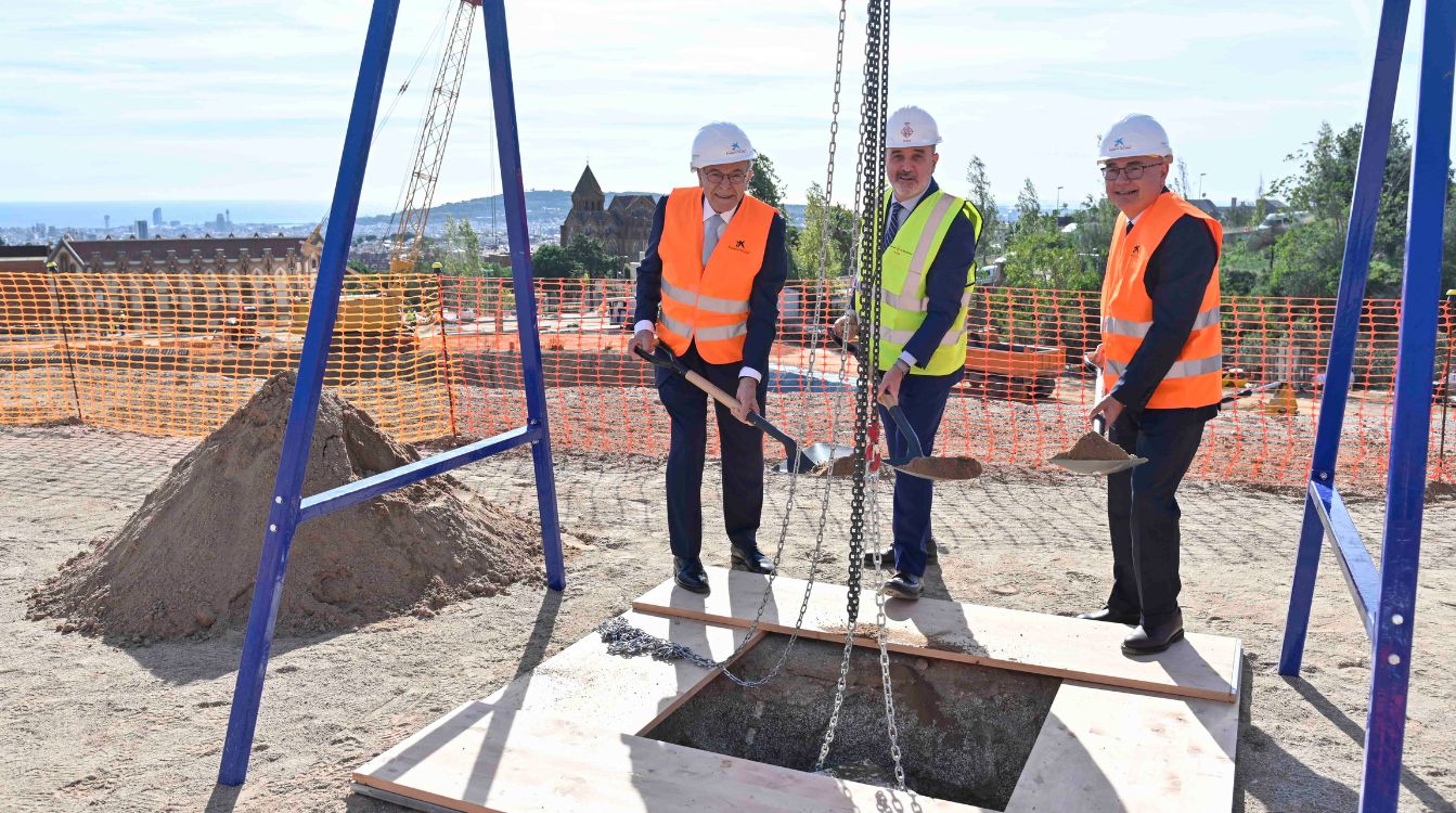 El presidente de la Fundación ”la Caixa”, Isidro Fainé; el Alcalde de Barcelona, Jaume Collboni, y el doctor Josep Tabernero, poniendo la primera piedra del CaixaResearch Institute