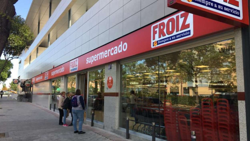 Fachada de un supermercado Froiz