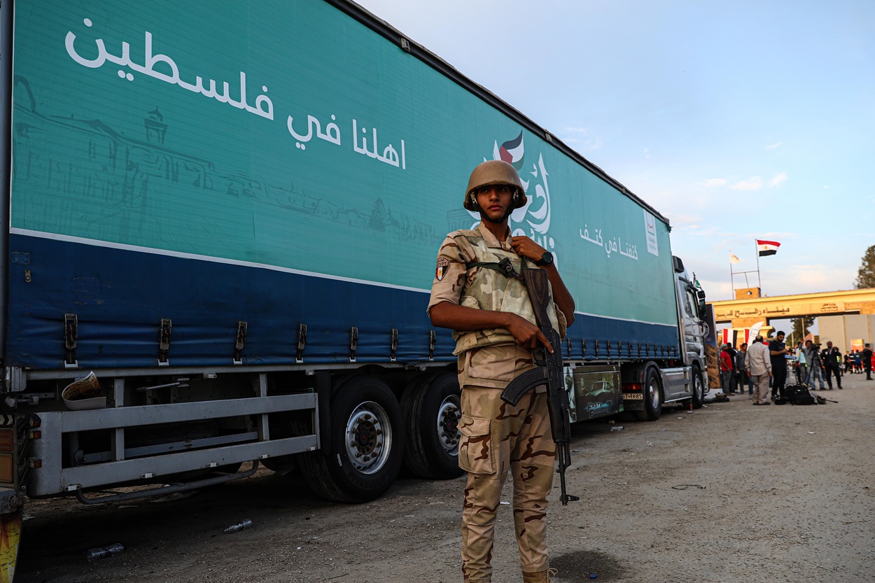 Un soldado frente a un camión en el paso de Rafá. EP.