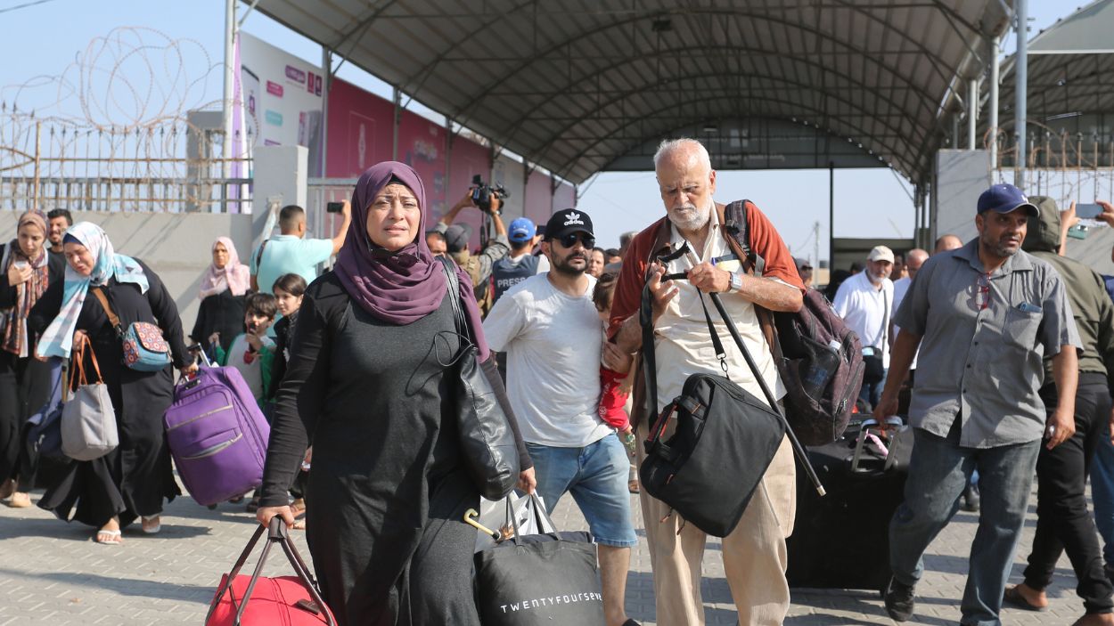 Población de Palestina cruzando por el paso de Rafah