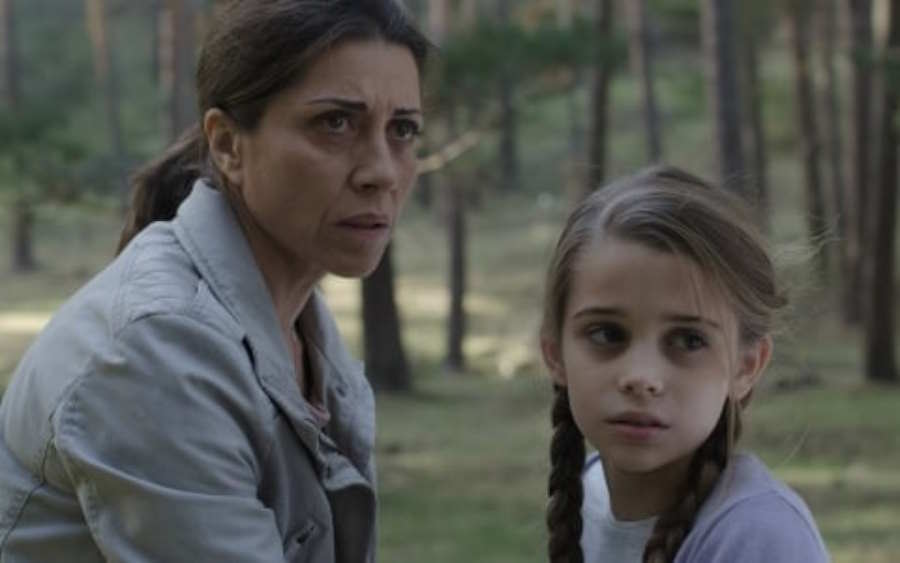 La primera serie de Berta Castañé fue 'Bajo sospecha', donde interpretó a una niña que desaparece el día de su Primera Comunión. Para ella fue un "lujo" trabajar junto a actrices como Alicia Borrachero