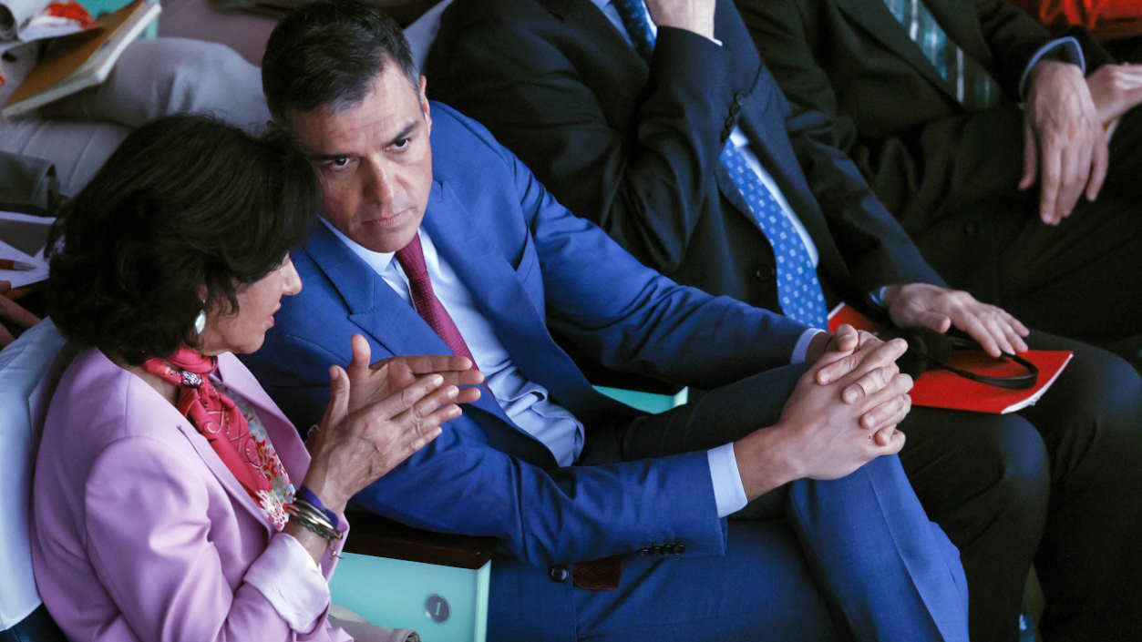 El presidente del Gobierno, Pedro Sánchez, junto a la presidenta de Banco Santander, Ana Botín. EP