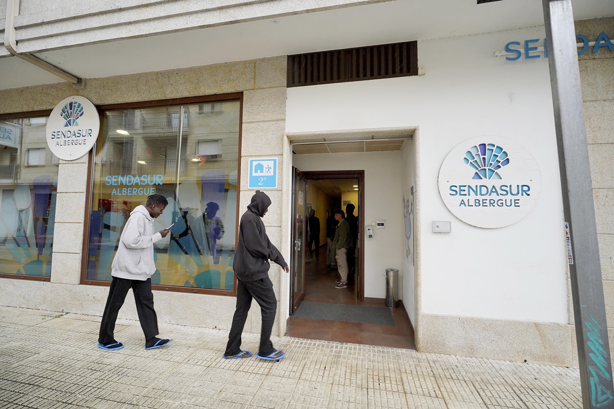 Imagen de migrantes entrando en el albergue de O Porriño (Foto: Europa Press).