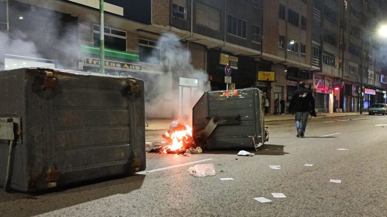 Contenedores quemados en el barrio burgalés de Gamonal por las protestas contra el coronavirus del 30 de octubre de 2020