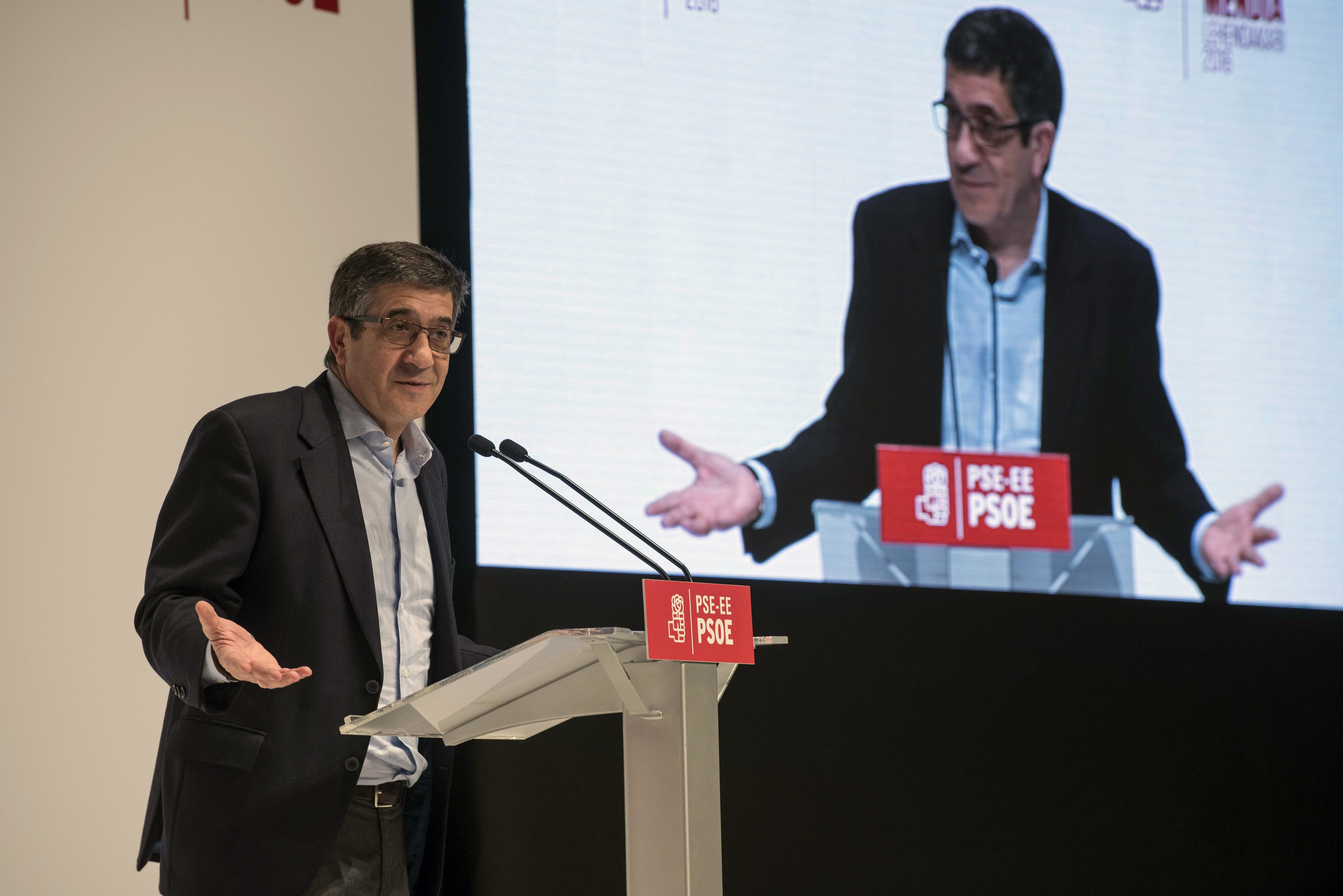 El presidente del Congreso de los Diputados, Patxi López, interviene en el acto de proclamación de la secretaria general de los socialistas vascos, Idoia Mendia, como candidata a lehendakari, hoy en Bilbao.