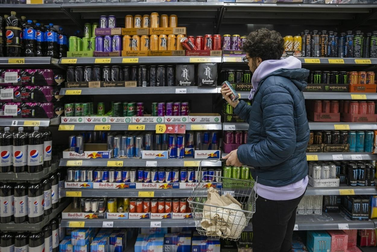 La nueva ley prohibirá la venta la bebidas energéticas a menores en Galicia. EP