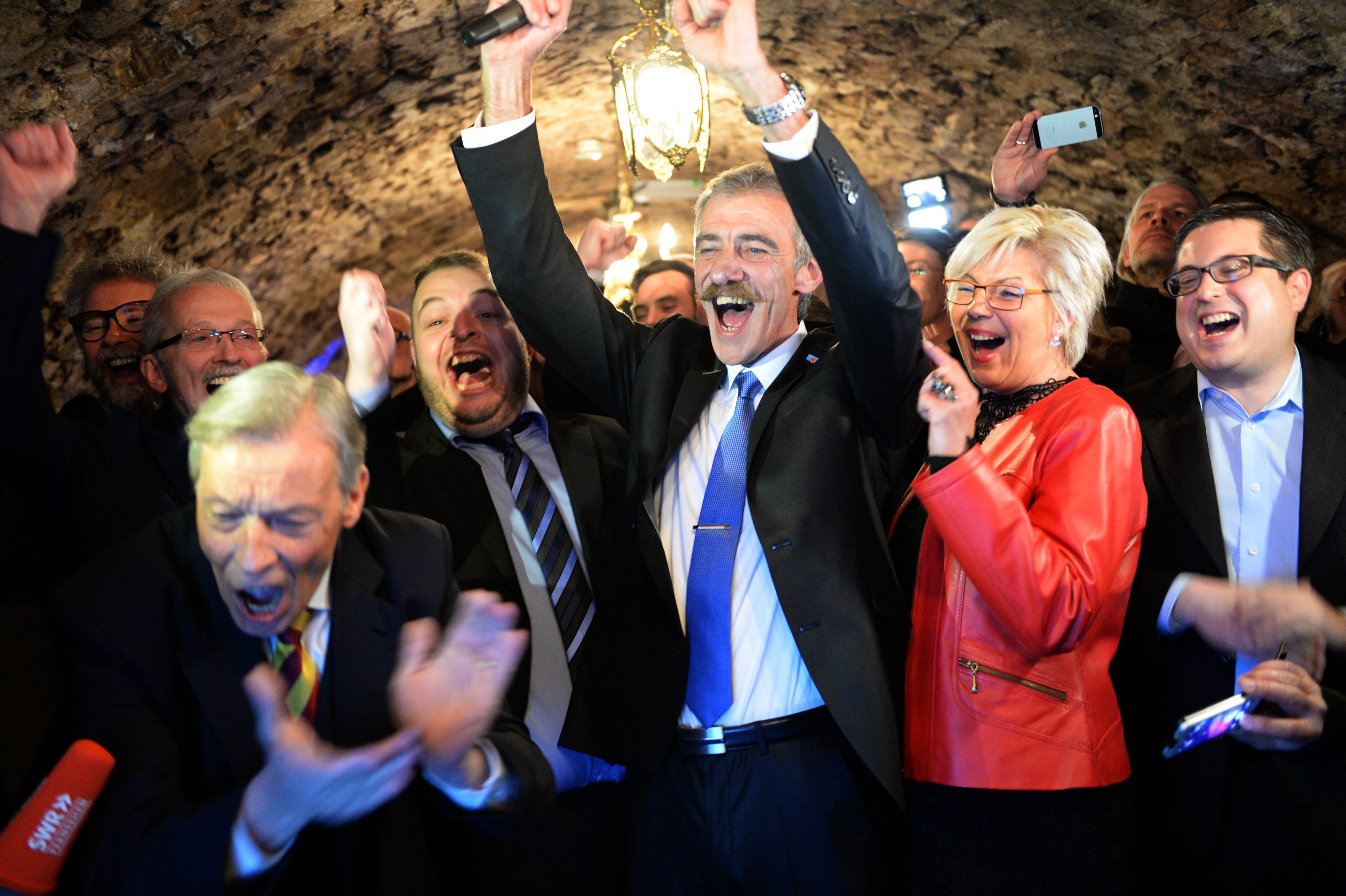 El líder de 'Alternative for Germany' (AfD), Uwe Junge (C), y su mujer Claudia (C-dcha) celebran los datos de los sondeos.