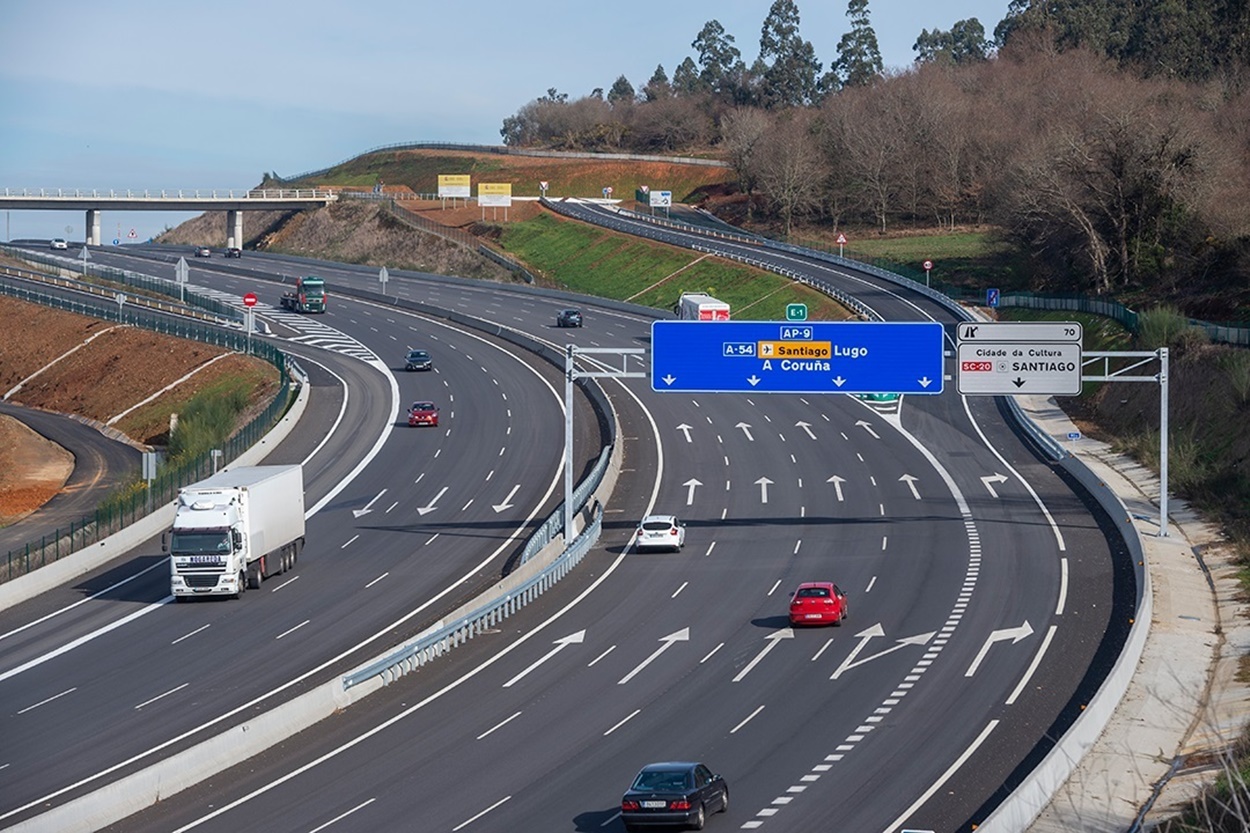 Imagen de la AP9 a su paso por Santiago de Compostela (Foto: Europa Press).