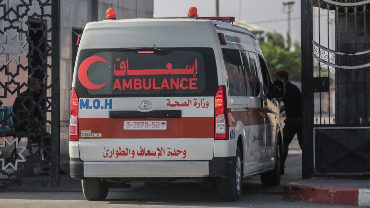 Una ambulancia entrando a la Franja de Gaza por el paso egipcio de Rafaf. EP.